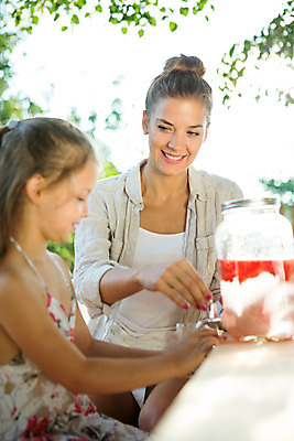 포토 JPG 주간 서양인 응시 여자 딸 행복 음료 어린이 가족 모녀 엄마 티타임 미소 사람 앉기 소녀 상반신 20대 성인 야외 두명 앞모습 옆모습 아웃포커스 컵 캐주얼 여름 컬러풀 금발 화목 가족라이프 붓기 핵가족 즐거움 체코 여자만 국내포토 자연요소 외국인 라이프스타일 헤어스타일 식기 시선 옷 계절 감정 유럽 뷰포인트 컬러 컨셉 관계 모션 휴식 촬영기법 표정 청년 파일형식