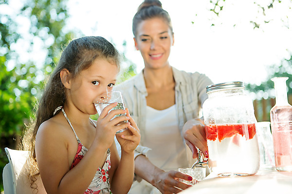포토 JPG 주간 서양인 응시 여자 딸 행복 음료 어린이 가족 모녀 엄마 미소 사람 앉기 소녀 상반신 20대 성인 야외 두명 앞모습 옆모습 아웃포커스 컵 캐주얼 여름 컬러풀 금발 화목 마시기 가족라이프 핵가족 즐거움 체코 여자만 국내포토 자연요소 외국인 라이프스타일 헤어스타일 식기 시선 옷 계절 감정 유럽 뷰포인트 컬러 컨셉 관계 모션 촬영기법 표정 청년 파일형식