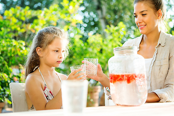 포토 JPG 주간 서양인 응시 여자 딸 행복 음료 어린이 가족 모녀 엄마 티타임 미소 들기 사람 앉기 소녀 상반신 20대 성인 야외 두명 앞모습 옆모습 아웃포커스 컵 캐주얼 여름 컬러풀 금발 화목 가족라이프 핵가족 즐거움 체코 여자만 국내포토 자연요소 외국인 라이프스타일 헤어스타일 식기 시선 옷 계절 감정 유럽 뷰포인트 컬러 컨셉 관계 모션 휴식 촬영기법 표정 청년 파일형식