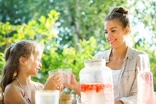 포토 JPG 주간 서양인 응시 여자 딸 행복 음료 어린이 가족 모녀 엄마 티타임 미소 들기 사람 앉기 소녀 상반신 20대 성인 야외 두명 앞모습 옆모습 아웃포커스 컵 캐주얼 여름 컬러풀 금발 마주보기 화목 가족라이프 핵가족 즐거움 체코 여자만 국내포토 자연요소 외국인 라이프스타일 헤어스타일 식기 시선 옷 계절 감정 유럽 뷰포인트 컬러 컨셉 관계 모션 휴식 촬영기법 표정 청년 파일형식