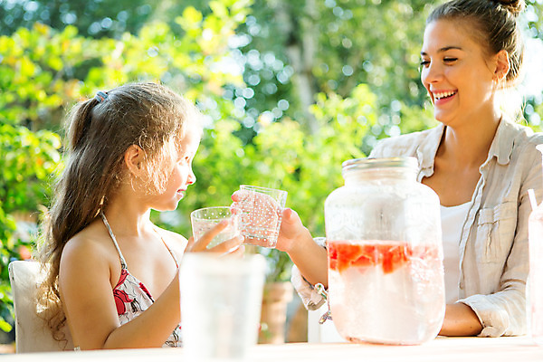 포토 JPG 주간 서양인 응시 여자 딸 행복 음료 어린이 가족 모녀 엄마 티타임 미소 들기 사람 앉기 소녀 상반신 20대 성인 야외 두명 앞모습 옆모습 아웃포커스 컵 캐주얼 여름 컬러풀 금발 마주보기 화목 가족라이프 핵가족 즐거움 체코 여자만 국내포토 자연요소 외국인 라이프스타일 헤어스타일 식기 시선 옷 계절 감정 유럽 뷰포인트 컬러 컨셉 관계 모션 휴식 촬영기법 표정 청년 파일형식