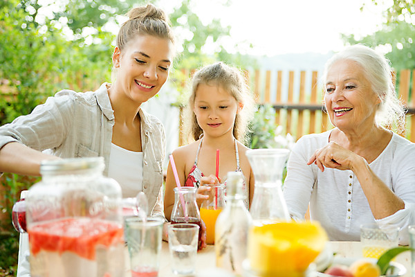 포토 JPG 주간 서양인 응시 여자 노년 딸 행복 할머니 어린이 가족 모녀 엄마 티타임 손녀 대가족 미소 사람 앉기 소녀 상반신 20대 성인 야외 앞모습 옆모습 아웃포커스 컵 캐주얼 세명 여름 컬러풀 금발 화목 주스 백발 가족라이프 60대 삼대 즐거움 체코 여자만 국내포토 자연요소 외국인 라이프스타일 헤어스타일 식기 시선 옷 계절 감정 유럽 음료 뷰포인트 컬러 컨셉 관계 모션 휴식 촬영기법 표정 청년 손주 파일형식