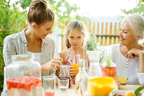 포토 JPG 주간 서양인 응시 여자 노년 딸 행복 할머니 어린이 가족 모녀 엄마 티타임 손녀 대가족 빨대 미소 사람 앉기 소녀 상반신 20대 성인 야외 앞모습 옆모습 아웃포커스 컵 캐주얼 세명 여름 컬러풀 금발 화목 주스 백발 가족라이프 60대 먹기 삼대 즐거움 체코 여자만 국내포토 자연요소 외국인 라이프스타일 헤어스타일 식기 시선 옷 계절 감정 유럽 음료 뷰포인트 컬러 컨셉 관계 모션 휴식 촬영기법 표정 청년 손주 파일형식
