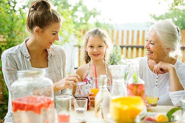 포토 JPG 주간 서양인 응시 여자 노년 딸 행복 할머니 어린이 가족 모녀 엄마 티타임 손녀 대가족 미소 사람 앉기 소녀 상반신 20대 성인 야외 앞모습 옆모습 아웃포커스 컵 캐주얼 세명 여름 컬러풀 금발 화목 주스 백발 가족라이프 60대 삼대 즐거움 체코 여자만 국내포토 자연요소 외국인 라이프스타일 헤어스타일 식기 시선 옷 계절 감정 유럽 음료 뷰포인트 컬러 컨셉 관계 모션 휴식 촬영기법 표정 청년 손주 파일형식