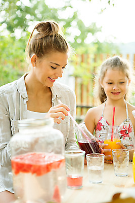 포토 JPG 주간 서양인 응시 여자 딸 행복 음료 어린이 가족 모녀 엄마 대가족 빨대 미소 사람 앉기 소녀 상반신 20대 성인 야외 두명 앞모습 옆모습 아웃포커스 컵 캐주얼 여름 컬러풀 금발 화목 만지기 백발 가족라이프 핵가족 즐거움 체코 여자만 국내포토 자연요소 외국인 라이프스타일 헤어스타일 식기 시선 옷 계절 감정 유럽 뷰포인트 컬러 컨셉 관계 모션 촬영기법 표정 청년 파일형식