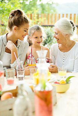 포토 JPG 주간 서양인 응시 여자 노년 딸 행복 할머니 어린이 가족 모녀 엄마 티타임 손녀 대가족 미소 사람 앉기 소녀 상반신 20대 성인 야외 옆모습 아웃포커스 컵 캐주얼 세명 여름 컬러풀 금발 화목 주스 백발 가족라이프 60대 삼대 즐거움 체코 여자만 국내포토 자연요소 외국인 라이프스타일 헤어스타일 식기 시선 옷 계절 감정 유럽 음료 뷰포인트 컬러 컨셉 관계 모션 휴식 촬영기법 표정 청년 손주 파일형식