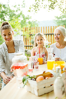 포토 JPG 주간 서양인 응시 여자 노년 딸 행복 할머니 음료 어린이 가족 모녀 엄마 티타임 손녀 대가족 미소 사람 앉기 소녀 상반신 20대 성인 야외 앞모습 옆모습 아웃포커스 컵 캐주얼 세명 여름 컬러풀 금발 화목 주스 백발 가족라이프 붓기 60대 삼대 즐거움 체코 여자만 국내포토 자연요소 외국인 라이프스타일 헤어스타일 식기 시선 옷 계절 감정 유럽 뷰포인트 컬러 컨셉 관계 모션 휴식 촬영기법 표정 청년 손주 파일형식