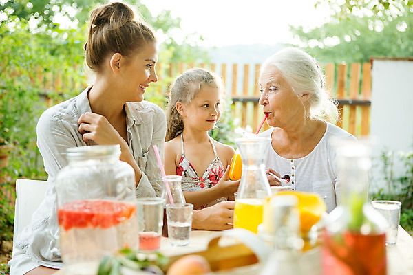 포토 JPG 주간 서양인 응시 여자 노년 딸 행복 할머니 가족 모녀 엄마 티타임 손녀 대가족 빨대 미소 사람 앉기 소녀 상반신 20대 성인 야외 앞모습 옆모습 아웃포커스 컵 캐주얼 세명 여름 컬러풀 금발 화목 주스 백발 가족라이프 60대 먹기 삼대 즐거움 주기 체코 여자만 국내포토 자연요소 외국인 라이프스타일 헤어스타일 식기 시선 옷 계절 감정 유럽 음료 어린이 뷰포인트 컬러 컨셉 관계 모션 휴식 촬영기법 표정 청년 손주 파일형식