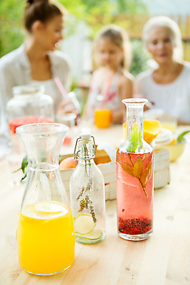 포토 JPG 주간 서양인 여자 노년 딸 행복 할머니 어린이 가족 모녀 엄마 티타임 손녀 대가족 미소 사람 앉기 소녀 상반신 20대 성인 야외 앞모습 아웃포커스 컵 캐주얼 세명 여름 컬러풀 금발 화목 주스 백발 가족라이프 60대 삼대 즐거움 체코 여자만 국내포토 자연요소 외국인 라이프스타일 헤어스타일 식기 옷 계절 감정 유럽 음료 뷰포인트 컬러 컨셉 관계 모션 휴식 촬영기법 표정 청년 손주 파일형식