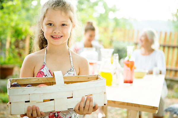포토 JPG 주간 서양인 여자 노년 딸 행복 할머니 어린이 과일 가족 엄마 티타임 손녀 대가족 서기 미소 들기 사람 앉기 소녀 상반신 20대 성인 야외 앞모습 아웃포커스 캐주얼 세명 여름 상자 컬러풀 금발 바구니 화목 주스 가족라이프 60대 삼대 즐거움 체코 여자만 국내포토 자연요소 외국인 라이프스타일 헤어스타일 옷 계절 감정 유럽 음료 뷰포인트 컬러 컨셉 관계 모션 휴식 촬영기법 표정 청년 손주 파일형식