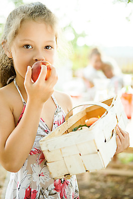 포토 JPG 주간 서양인 여자 노년 딸 행복 할머니 어린이 과일 가족 엄마 손녀 대가족 서기 들기 사람 앉기 소녀 상반신 20대 성인 야외 앞모습 아웃포커스 캐주얼 세명 여름 컬러풀 금발 바구니 화목 가족라이프 60대 먹기 즐거움 복숭아 체코 여자만 국내포토 자연요소 외국인 라이프스타일 헤어스타일 옷 계절 감정 유럽 뷰포인트 컬러 컨셉 관계 모션 촬영기법 청년 손주 파일형식