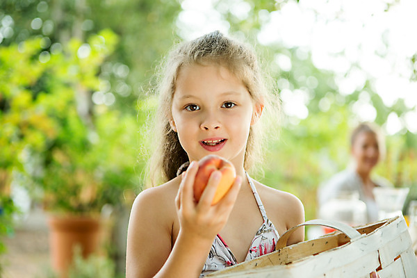 포토 JPG 주간 서양인 여자 딸 행복 어린이 과일 가족 엄마 티타임 서기 미소 들기 사람 앉기 소녀 상반신 20대 성인 야외 두명 앞모습 아웃포커스 캐주얼 여름 컬러풀 바구니 화목 가족라이프 먹기 핵가족 즐거움 복숭아 체코 여자만 국내포토 자연요소 외국인 라이프스타일 옷 계절 감정 유럽 뷰포인트 컬러 컨셉 관계 모션 휴식 촬영기법 표정 청년 파일형식