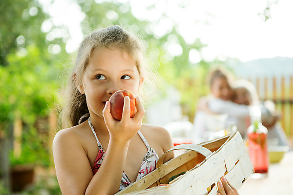포토 JPG 주간 서양인 여자 노년 딸 행복 할머니 어린이 과일 가족 엄마 티타임 손녀 대가족 서기 들기 사람 앉기 소녀 상반신 20대 성인 야외 앞모습 아웃포커스 캐주얼 세명 여름 컬러풀 금발 바구니 화목 가족라이프 60대 먹기 즐거움 복숭아 체코 여자만 국내포토 자연요소 외국인 라이프스타일 헤어스타일 옷 계절 감정 유럽 뷰포인트 컬러 컨셉 관계 모션 휴식 촬영기법 청년 손주 파일형식