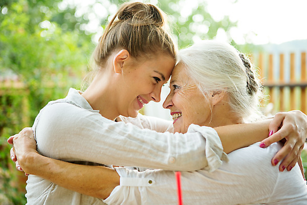 포토 JPG 주간 서양인 여자 노년 딸 행복 할머니 가족 안기 포옹 모녀 엄마 대가족 사랑 웃음 사람 앉기 상반신 20대 성인 야외 두명 옆모습 아웃포커스 캐주얼 여름 컬러풀 금발 마주보기 화목 다정 백발 가족라이프 60대 스킨십 즐거움 체코 이마맞대기 성인여자만 국내포토 자연요소 외국인 라이프스타일 헤어스타일 옷 계절 감정 유럽 뷰포인트 컬러 컨셉 관계 모션 촬영기법 표정 청년 여자만 성인만 얼굴맞대기 파일형식