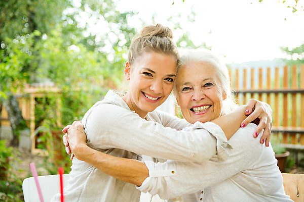 포토 JPG 주간 서양인 여자 노년 딸 행복 할머니 가족 안기 포옹 모녀 엄마 대가족 사랑 웃음 사람 앉기 상반신 20대 성인 야외 두명 옆모습 아웃포커스 캐주얼 여름 컬러풀 금발 화목 다정 백발 가족라이프 60대 스킨십 즐거움 체코 성인여자만 국내포토 자연요소 외국인 라이프스타일 헤어스타일 옷 계절 감정 유럽 뷰포인트 컬러 컨셉 관계 모션 촬영기법 표정 청년 여자만 성인만 파일형식