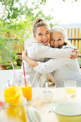 포토 JPG 주간 서양인 여자 노년 딸 행복 할머니 가족 안기 포옹 모녀 엄마 대가족 사랑 웃음 사람 앉기 상반신 20대 성인 야외 두명 옆모습 아웃포커스 캐주얼 여름 컬러풀 금발 화목 다정 백발 가족라이프 60대 스킨십 즐거움 체코 성인여자만 국내포토 자연요소 외국인 라이프스타일 헤어스타일 옷 계절 감정 유럽 뷰포인트 컬러 컨셉 관계 모션 촬영기법 표정 청년 여자만 성인만 파일형식