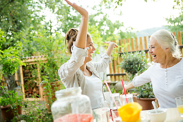 포토 JPG 주간 서양인 여자 딸 행복 할머니 가족 모녀 엄마 팔벌리기 대가족 사랑 미소 사람 앉기 상반신 20대 성인 야외 두명 옆모습 아웃포커스 캐주얼 여름 컬러풀 금발 화목 백발 가족라이프 60대 스킨십 즐거움 체코 성인여자만 노인만 국내포토 자연요소 외국인 라이프스타일 헤어스타일 옷 계절 노년 감정 유럽 뷰포인트 컬러 컨셉 관계 모션 촬영기법 표정 청년 여자만 성인만 파일형식