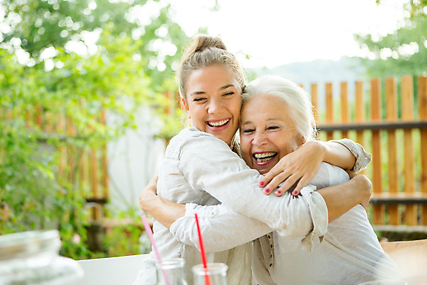 포토 JPG 주간 서양인 여자 노년 딸 행복 할머니 가족 안기 포옹 모녀 엄마 대가족 사랑 웃음 사람 앉기 상반신 20대 성인 야외 두명 옆모습 아웃포커스 캐주얼 여름 컬러풀 금발 눈감음 화목 다정 백발 가족라이프 60대 스킨십 즐거움 체코 성인여자만 국내포토 자연요소 외국인 라이프스타일 헤어스타일 옷 계절 감정 유럽 뷰포인트 컬러 컨셉 관계 모션 촬영기법 표정 청년 여자만 성인만 파일형식