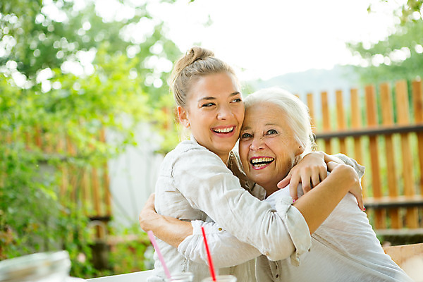 포토 JPG 주간 서양인 여자 노년 딸 행복 할머니 가족 안기 포옹 모녀 엄마 대가족 사랑 웃음 사람 앉기 상반신 20대 성인 야외 두명 옆모습 아웃포커스 캐주얼 여름 컬러풀 금발 화목 다정 백발 가족라이프 60대 스킨십 즐거움 체코 성인여자만 국내포토 자연요소 외국인 라이프스타일 헤어스타일 옷 계절 감정 유럽 뷰포인트 컬러 컨셉 관계 모션 촬영기법 표정 청년 여자만 성인만 파일형식