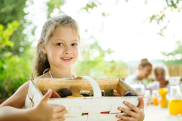 포토 JPG 주간 서양인 여자 노년 딸 행복 어린이 과일 가족 엄마 손녀 대가족 서기 들기 사람 앉기 소녀 상반신 20대 성인 야외 앞모습 아웃포커스 캐주얼 세명 여름 상자 컬러풀 금발 바구니 화목 가족라이프 60대 즐거움 체코 여자만 국내포토 자연요소 외국인 라이프스타일 헤어스타일 옷 계절 감정 유럽 뷰포인트 컬러 컨셉 관계 모션 촬영기법 청년 손주 파일형식