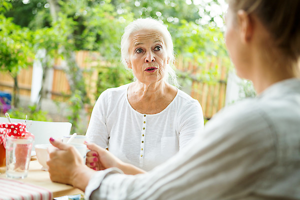 포토 JPG 주간 서양인 여자 노년 딸 할머니 가족 모녀 엄마 티타임 대가족 대화 사람 앉기 상반신 20대 성인 야외 두명 앞모습 옆모습 캐주얼 여름 컬러풀 마주보기 화목 백발 가족라이프 60대 집중 체코 성인여자만 국내포토 자연요소 외국인 라이프스타일 헤어스타일 옷 계절 유럽 뷰포인트 컬러 컨셉 관계 모션 휴식 말하기 청년 여자만 성인만 파일형식