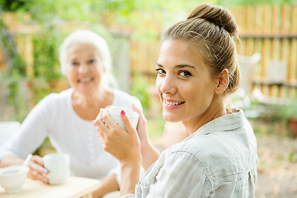 포토 JPG 주간 서양인 응시 여자 딸 행복 할머니 여유 가족 모녀 엄마 티타임 대가족 대화 미소 들기 사람 앉기 상반신 20대 성인 야외 두명 앞모습 옆모습 아웃포커스 캐주얼 여름 컬러풀 금발 화목 백발 가족라이프 60대 체코 성인여자만 국내포토 자연요소 외국인 라이프스타일 헤어스타일 시선 옷 계절 노년 감정 유럽 뷰포인트 컬러 컨셉 관계 모션 휴식 촬영기법 표정 말하기 청년 여자만 성인만 파일형식
