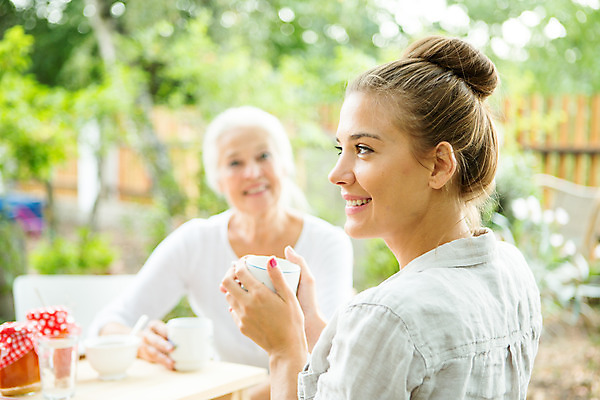 포토 JPG 주간 서양인 응시 여자 딸 행복 할머니 여유 가족 모녀 엄마 티타임 대가족 대화 미소 들기 사람 앉기 상반신 20대 성인 야외 두명 앞모습 옆모습 아웃포커스 캐주얼 여름 컬러풀 금발 화목 백발 가족라이프 60대 체코 성인여자만 국내포토 자연요소 외국인 라이프스타일 헤어스타일 시선 옷 계절 노년 감정 유럽 뷰포인트 컬러 컨셉 관계 모션 휴식 촬영기법 표정 말하기 청년 여자만 성인만 파일형식