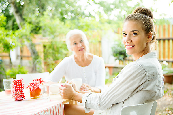 포토 JPG 주간 서양인 응시 여자 딸 행복 할머니 여유 가족 모녀 엄마 티타임 대가족 대화 미소 들기 사람 앉기 상반신 20대 성인 야외 두명 앞모습 옆모습 아웃포커스 캐주얼 여름 컬러풀 금발 화목 백발 가족라이프 60대 체코 성인여자만 국내포토 자연요소 외국인 라이프스타일 헤어스타일 시선 옷 계절 노년 감정 유럽 뷰포인트 컬러 컨셉 관계 모션 휴식 촬영기법 표정 말하기 청년 여자만 성인만 파일형식