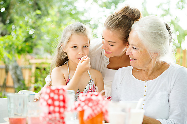 포토 JPG 주간 서양인 응시 여자 노년 딸 행복 할머니 어린이 가족 모녀 엄마 손녀 대가족 미소 사람 앉기 소녀 상반신 20대 성인 야외 옆모습 아웃포커스 캐주얼 세명 여름 컬러풀 금발 숟가락 화목 백발 가족라이프 60대 잼 먹기 삼대 즐거움 체코 여자만 국내포토 자연요소 외국인 라이프스타일 헤어스타일 시선 옷 계절 감정 유럽 뷰포인트 컬러 컨셉 관계 모션 촬영기법 수저 표정 청년 소스_음식 손주 파일형식