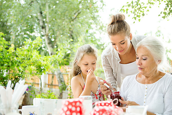 포토 JPG 주간 서양인 여자 노년 딸 행복 할머니 어린이 가족 모녀 엄마 손녀 대가족 미소 들기 사람 앉기 소녀 상반신 20대 성인 야외 앞모습 아웃포커스 캐주얼 세명 여름 컬러풀 금발 숟가락 화목 백발 가족라이프 60대 잼 먹기 삼대 즐거움 체코 여자만 국내포토 자연요소 외국인 라이프스타일 헤어스타일 옷 계절 감정 유럽 뷰포인트 컬러 컨셉 관계 모션 촬영기법 수저 표정 청년 소스_음식 손주 파일형식