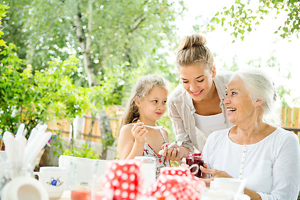 포토 JPG 주간 서양인 여자 노년 딸 행복 할머니 어린이 가족 모녀 엄마 손녀 대가족 미소 들기 사람 앉기 소녀 상반신 20대 성인 야외 앞모습 아웃포커스 캐주얼 세명 여름 컬러풀 금발 숟가락 화목 백발 가족라이프 60대 잼 먹기 삼대 즐거움 체코 여자만 국내포토 자연요소 외국인 라이프스타일 헤어스타일 옷 계절 감정 유럽 뷰포인트 컬러 컨셉 관계 모션 촬영기법 수저 표정 청년 소스_음식 손주 파일형식