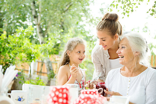 포토 JPG 주간 서양인 여자 노년 딸 행복 할머니 어린이 가족 모녀 엄마 손녀 대가족 미소 들기 사람 앉기 소녀 상반신 20대 성인 야외 앞모습 아웃포커스 캐주얼 세명 여름 컬러풀 금발 숟가락 화목 백발 가족라이프 60대 잼 먹기 삼대 즐거움 체코 여자만 국내포토 자연요소 외국인 라이프스타일 헤어스타일 옷 계절 감정 유럽 뷰포인트 컬러 컨셉 관계 모션 촬영기법 수저 표정 청년 소스_음식 손주 파일형식