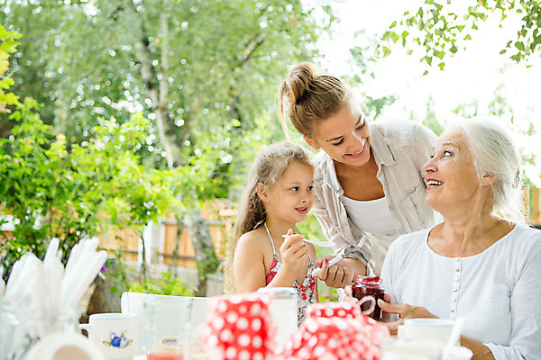 포토 JPG 주간 서양인 여자 노년 딸 행복 할머니 어린이 가족 모녀 엄마 손녀 대가족 미소 들기 사람 앉기 소녀 상반신 20대 성인 야외 앞모습 아웃포커스 캐주얼 세명 여름 컬러풀 금발 숟가락 화목 백발 가족라이프 60대 잼 먹기 삼대 즐거움 체코 여자만 국내포토 자연요소 외국인 라이프스타일 헤어스타일 옷 계절 감정 유럽 뷰포인트 컬러 컨셉 관계 모션 촬영기법 수저 표정 청년 소스_음식 손주 파일형식