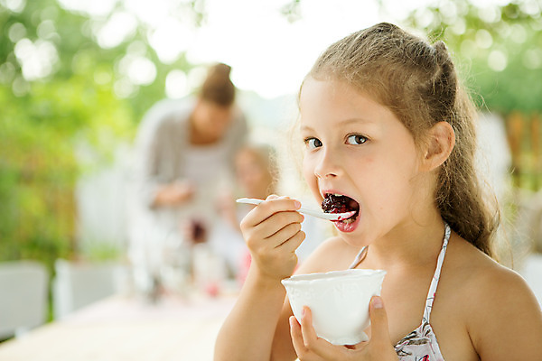 포토 JPG 주간 서양인 여자 노년 딸 행복 할머니 어린이 가족 엄마 손녀 대가족 서기 들기 사람 소녀 상반신 20대 성인 야외 옆모습 아웃포커스 캐주얼 세명 여름 컬러풀 금발 화목 가족라이프 60대 잼 먹기 즐거움 체코 여자만 국내포토 자연요소 외국인 라이프스타일 헤어스타일 옷 계절 감정 유럽 뷰포인트 컬러 컨셉 관계 모션 촬영기법 청년 소스_음식 손주 파일형식