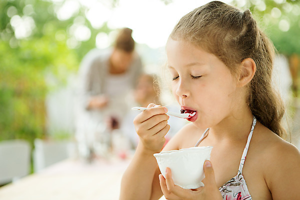 포토 JPG 주간 서양인 여자 노년 딸 행복 할머니 어린이 가족 엄마 손녀 대가족 서기 들기 사람 소녀 상반신 20대 성인 야외 옆모습 아웃포커스 캐주얼 세명 여름 컬러풀 금발 화목 가족라이프 60대 잼 먹기 즐거움 체코 여자만 국내포토 자연요소 외국인 라이프스타일 헤어스타일 옷 계절 감정 유럽 뷰포인트 컬러 컨셉 관계 모션 촬영기법 청년 소스_음식 손주 파일형식