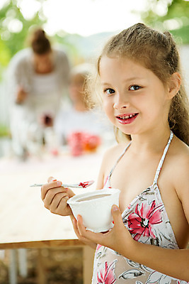 포토 JPG 주간 서양인 여자 노년 딸 행복 할머니 어린이 가족 엄마 손녀 대가족 서기 들기 사람 소녀 상반신 20대 성인 야외 옆모습 아웃포커스 캐주얼 세명 여름 컬러풀 금발 화목 가족라이프 60대 잼 먹기 삼대 즐거움 체코 여자만 국내포토 자연요소 외국인 라이프스타일 헤어스타일 옷 계절 감정 유럽 뷰포인트 컬러 컨셉 관계 모션 촬영기법 청년 소스_음식 손주 파일형식