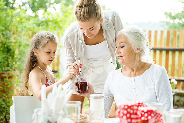 포토 JPG 주간 서양인 여자 노년 딸 행복 할머니 어린이 가족 모녀 엄마 손녀 대가족 서기 미소 들기 사람 앉기 소녀 상반신 20대 성인 야외 앞모습 아웃포커스 캐주얼 세명 여름 컬러풀 금발 숟가락 화목 백발 가족라이프 60대 잼 먹기 삼대 즐거움 체코 여자만 국내포토 자연요소 외국인 라이프스타일 헤어스타일 옷 계절 감정 유럽 뷰포인트 컬러 컨셉 관계 모션 촬영기법 수저 표정 청년 소스_음식 손주 파일형식