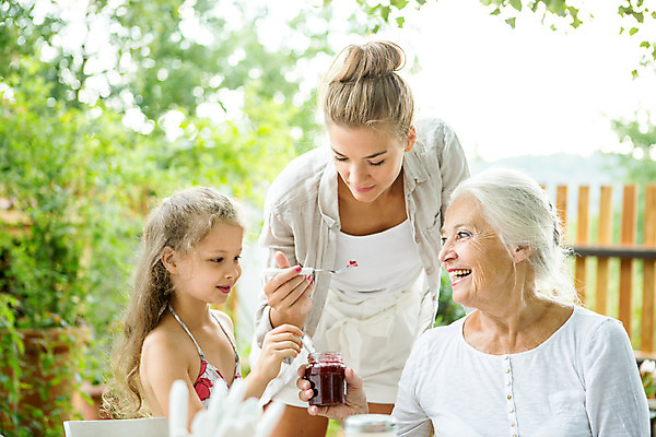 포토 JPG 주간 서양인 여자 노년 딸 행복 할머니 어린이 가족 모녀 엄마 손녀 대가족 서기 미소 들기 사람 앉기 소녀 상반신 20대 성인 야외 앞모습 아웃포커스 캐주얼 세명 여름 컬러풀 금발 숟가락 화목 백발 가족라이프 60대 잼 먹기 삼대 즐거움 체코 여자만 국내포토 자연요소 외국인 라이프스타일 헤어스타일 옷 계절 감정 유럽 뷰포인트 컬러 컨셉 관계 모션 촬영기법 수저 표정 청년 소스_음식 손주 파일형식