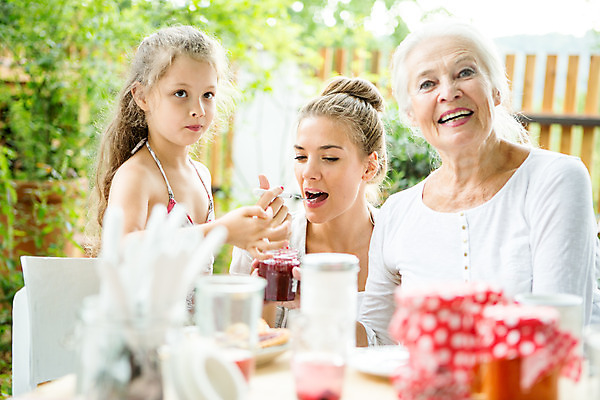 포토 JPG 주간 서양인 응시 여자 노년 딸 행복 할머니 어린이 가족 엄마 손녀 대가족 미소 들기 사람 앉기 소녀 상반신 20대 성인 야외 앞모습 아웃포커스 캐주얼 세명 여름 컬러풀 금발 숟가락 화목 백발 가족라이프 60대 잼 먹기 삼대 즐거움 체코 여자만 국내포토 자연요소 외국인 라이프스타일 헤어스타일 시선 옷 계절 감정 유럽 뷰포인트 컬러 컨셉 관계 모션 촬영기법 수저 표정 청년 소스_음식 손주 파일형식