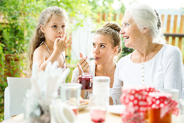 포토 JPG 주간 서양인 여자 노년 딸 행복 할머니 어린이 가족 모녀 엄마 손녀 대가족 미소 들기 사람 앉기 소녀 상반신 20대 성인 야외 앞모습 아웃포커스 캐주얼 세명 여름 컬러풀 금발 화목 백발 가족라이프 60대 잼 먹기 삼대 즐거움 체코 여자만 국내포토 자연요소 외국인 라이프스타일 헤어스타일 옷 계절 감정 유럽 뷰포인트 컬러 컨셉 관계 모션 촬영기법 표정 청년 소스_음식 손주 파일형식
