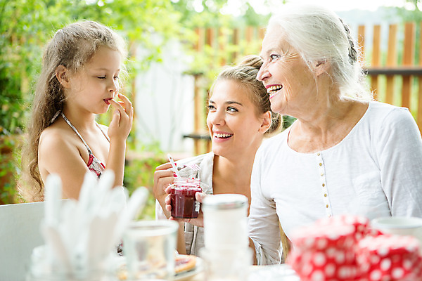 포토 JPG 주간 서양인 여자 노년 딸 행복 할머니 어린이 가족 모녀 엄마 손녀 대가족 서기 미소 들기 사람 앉기 소녀 상반신 20대 성인 야외 앞모습 아웃포커스 캐주얼 세명 여름 컬러풀 금발 화목 백발 가족라이프 60대 잼 먹기 삼대 즐거움 체코 여자만 국내포토 자연요소 외국인 라이프스타일 헤어스타일 옷 계절 감정 유럽 뷰포인트 컬러 컨셉 관계 모션 촬영기법 표정 청년 소스_음식 손주 파일형식