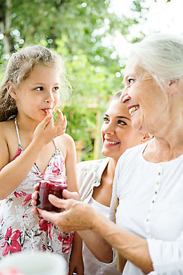 포토 JPG 주간 서양인 여자 노년 딸 행복 할머니 어린이 가족 모녀 엄마 손녀 대가족 서기 미소 들기 사람 앉기 소녀 상반신 20대 성인 야외 앞모습 아웃포커스 캐주얼 세명 여름 컬러풀 금발 화목 백발 가족라이프 60대 잼 먹기 삼대 즐거움 체코 여자만 국내포토 자연요소 외국인 라이프스타일 헤어스타일 옷 계절 감정 유럽 뷰포인트 컬러 컨셉 관계 모션 촬영기법 표정 청년 소스_음식 손주 파일형식