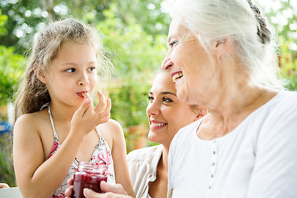 포토 JPG 주간 서양인 여자 노년 딸 행복 할머니 어린이 가족 모녀 엄마 손녀 대가족 서기 미소 들기 사람 앉기 소녀 상반신 20대 성인 야외 앞모습 아웃포커스 캐주얼 세명 여름 컬러풀 금발 화목 백발 가족라이프 60대 잼 먹기 삼대 즐거움 체코 여자만 국내포토 자연요소 외국인 라이프스타일 헤어스타일 옷 계절 감정 유럽 뷰포인트 컬러 컨셉 관계 모션 촬영기법 표정 청년 소스_음식 손주 파일형식