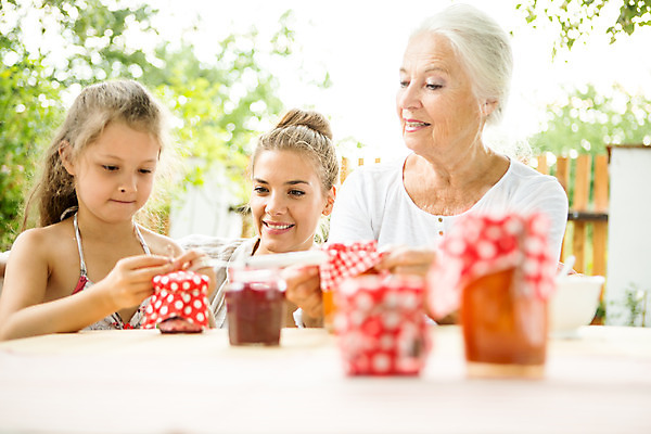 포토 JPG 주간 서양인 여자 노년 딸 행복 할머니 어린이 가족 모녀 엄마 손녀 대가족 미소 사람 앉기 소녀 상반신 20대 성인 야외 앞모습 아웃포커스 캐주얼 세명 여름 컬러풀 금발 화목 백발 가족라이프 60대 잼 먹기 삼대 즐거움 체코 여자만 국내포토 자연요소 외국인 라이프스타일 헤어스타일 옷 계절 감정 유럽 뷰포인트 컬러 컨셉 관계 모션 촬영기법 표정 청년 소스_음식 손주 파일형식