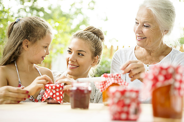포토 JPG 주간 서양인 여자 노년 딸 행복 할머니 어린이 가족 모녀 엄마 손녀 대가족 미소 사람 앉기 소녀 상반신 20대 성인 야외 앞모습 아웃포커스 캐주얼 세명 여름 컬러풀 금발 숟가락 화목 백발 가족라이프 60대 잼 삼대 즐거움 체코 여자만 국내포토 자연요소 외국인 라이프스타일 헤어스타일 옷 계절 감정 유럽 뷰포인트 컬러 컨셉 관계 모션 촬영기법 수저 표정 청년 소스_음식 손주 파일형식