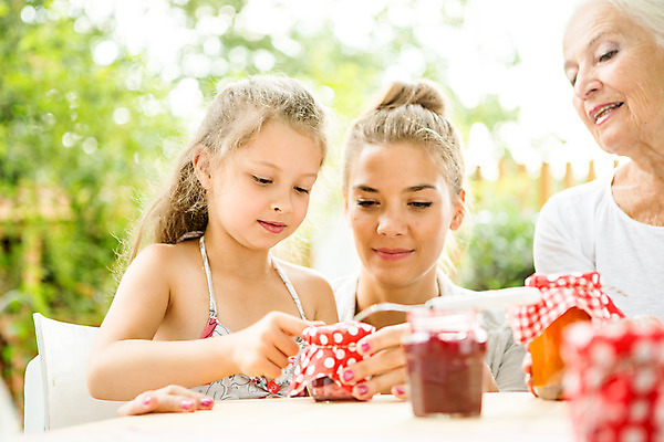 포토 JPG 주간 서양인 여자 딸 행복 할머니 어린이 포장 가족 모녀 엄마 손녀 대가족 미소 사람 앉기 소녀 상반신 20대 성인 야외 앞모습 아웃포커스 캐주얼 세명 여름 컬러풀 금발 화목 백발 가족라이프 60대 잼 삼대 즐거움 체코 여자만 국내포토 자연요소 외국인 라이프스타일 헤어스타일 옷 계절 노년 감정 유럽 뷰포인트 컬러 컨셉 관계 모션 촬영기법 표정 청년 소스_음식 손주 파일형식