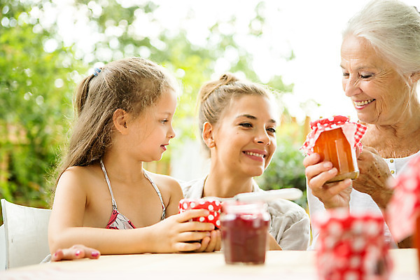 포토 JPG 주간 서양인 여자 노년 딸 행복 할머니 어린이 가족 모녀 엄마 손녀 대가족 대화 미소 들기 사람 앉기 소녀 상반신 20대 성인 야외 앞모습 아웃포커스 캐주얼 세명 여름 컬러풀 금발 화목 백발 가족라이프 60대 잼 삼대 즐거움 체코 여자만 국내포토 자연요소 외국인 라이프스타일 헤어스타일 옷 계절 감정 유럽 뷰포인트 컬러 컨셉 관계 모션 촬영기법 표정 말하기 청년 소스_음식 손주 파일형식