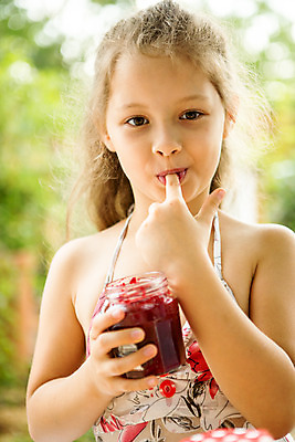 포토 JPG 주간 서양인 여자 어린이라이프 어린이 손가락 휴식 한명 서기 미소 들기 사람 손짓 소녀 상반신 야외 앞모습 아웃포커스 캐주얼 여름 컬러풀 금발 잼 먹기 즐거움 체코 소녀한명만 국내포토 자연요소 외국인 1 라이프스타일 헤어스타일 손 옷 계절 감정 유럽 뷰포인트 컬러 컨셉 모션 촬영기법 표정 소스_음식 여자한명만 소녀만 파일형식