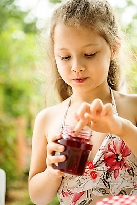 포토 JPG 주간 서양인 여자 어린이라이프 어린이 손가락 휴식 한명 서기 들기 사람 손짓 소녀 상반신 야외 앞모습 아웃포커스 캐주얼 여름 컬러풀 금발 잼 먹기 즐거움 체코 소녀한명만 국내포토 자연요소 외국인 1 라이프스타일 헤어스타일 손 옷 계절 감정 유럽 뷰포인트 컬러 컨셉 모션 촬영기법 소스_음식 여자한명만 소녀만 파일형식