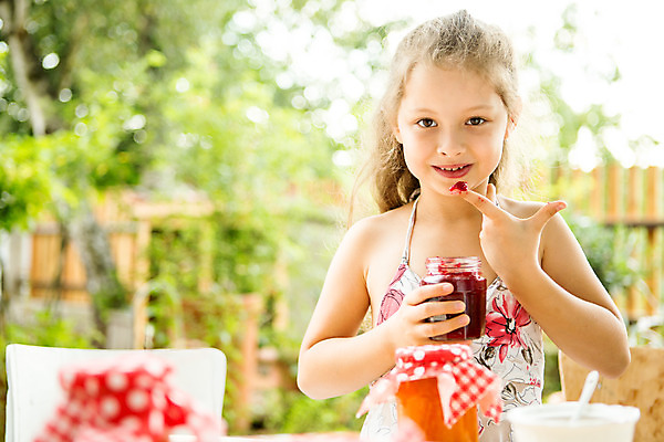 포토 JPG 주간 서양인 여자 어린이라이프 어린이 손가락 휴식 한명 서기 미소 들기 사람 손짓 소녀 상반신 야외 앞모습 아웃포커스 캐주얼 여름 컬러풀 금발 잼 먹기 즐거움 체코 소녀한명만 국내포토 자연요소 외국인 1 라이프스타일 헤어스타일 손 옷 계절 감정 유럽 뷰포인트 컬러 컨셉 모션 촬영기법 표정 소스_음식 여자한명만 소녀만 파일형식